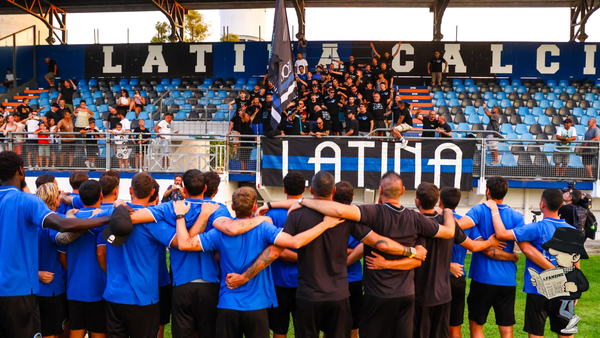 Il Leone Alato da la carica alla squadra sul campo.