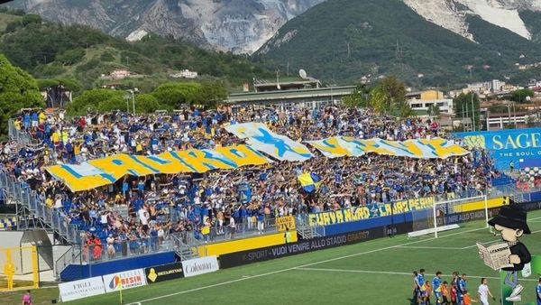 Carrara, la Curva Nord celebra Lauro Perini.