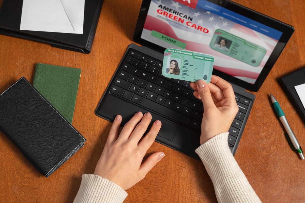Portadores de Green Card em Risco: Entenda o aumento nas revogações e como proteger seu status