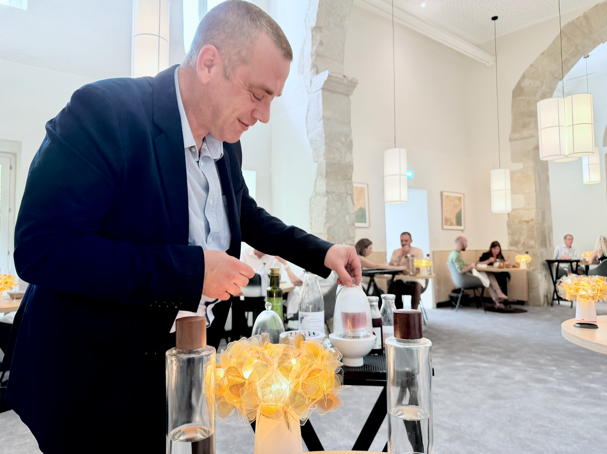 Alkoholfreie Getränkebegleitung mit Zubereitung am Tisch. Tableside Mixology als Gegenstück zum Wein.