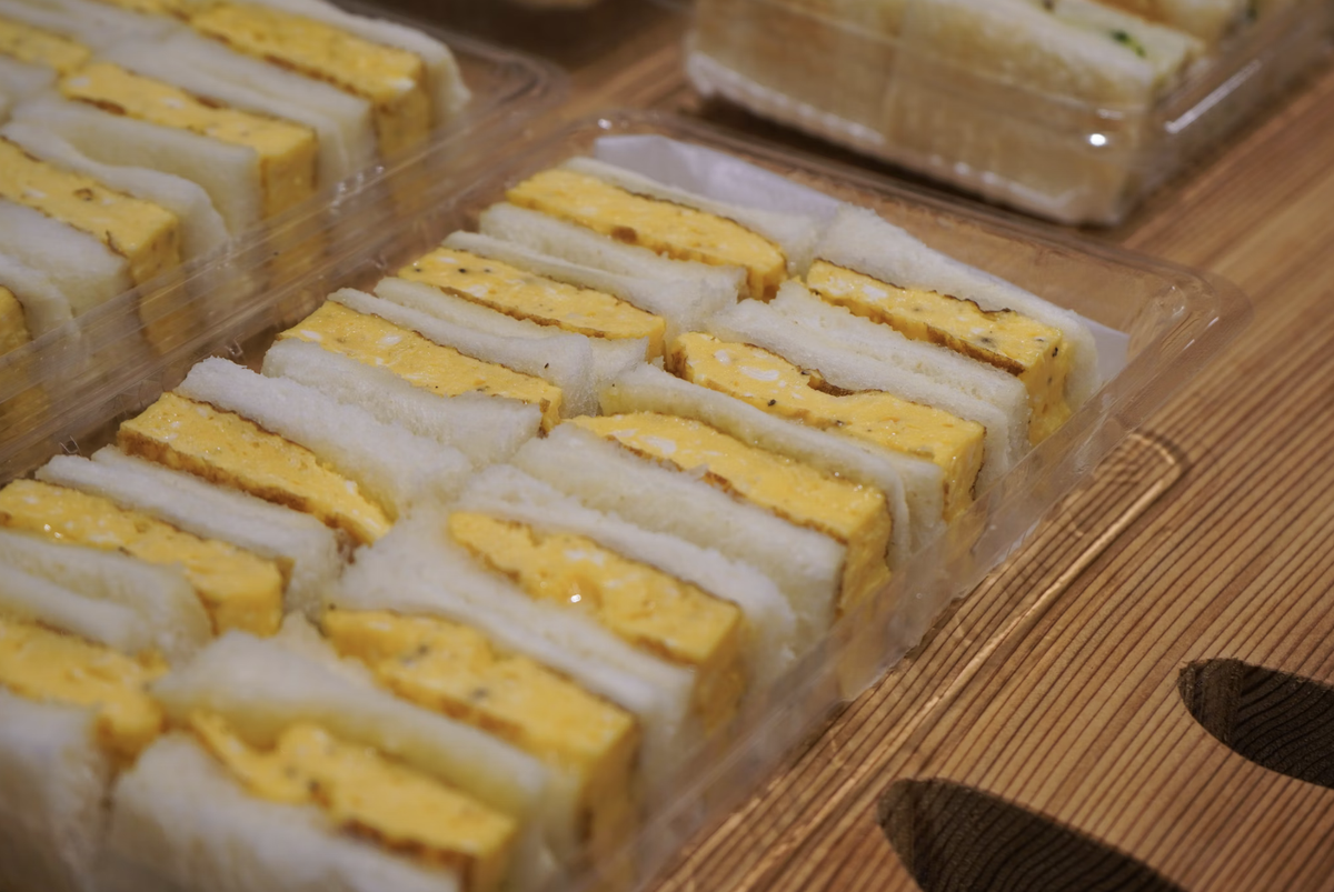 Weisses Weissbrot, etwas Gelb und das Internet-Kollektiv verliert den Verstand: Tamago Sando - japanisches Eiersandwich.