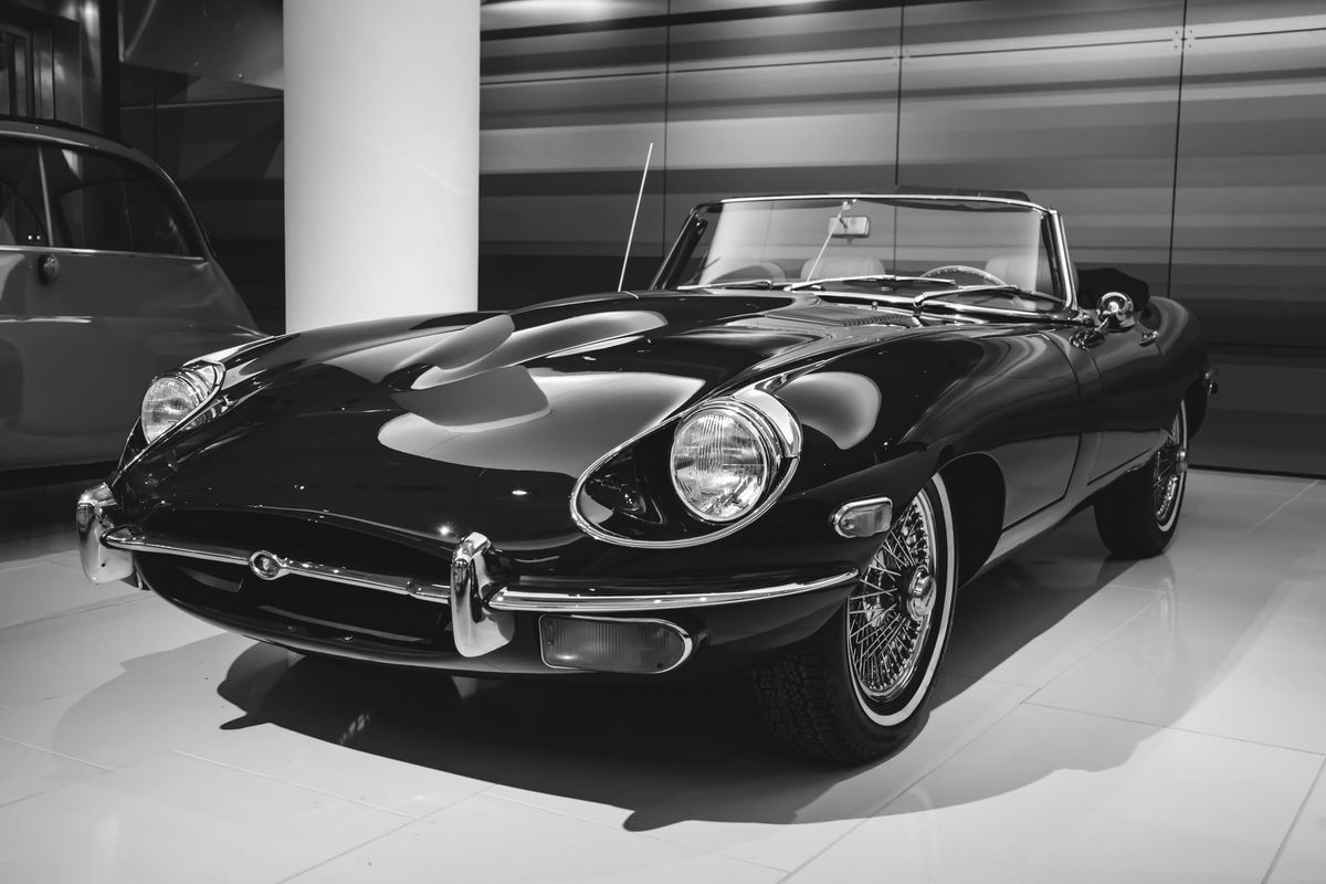 Zum pädagogischen Wert von Regulierungen: Wie Amerika dem Jaguar E-Type die Augen öffnete und ihm zwölf Zylinder schenkte.