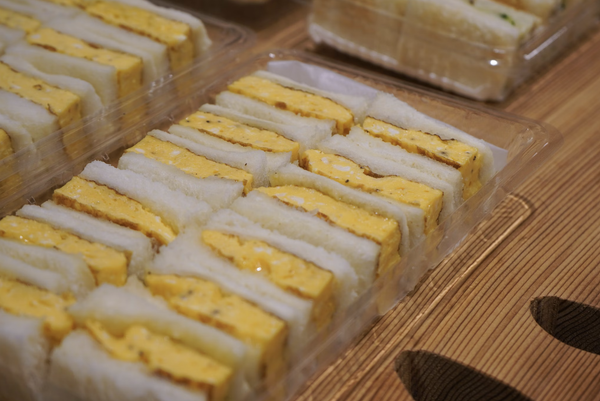 Weisses Weissbrot, etwas Gelb und das Internet-Kollektiv verliert den Verstand: Tamago Sando - japanisches Eiersandwich.