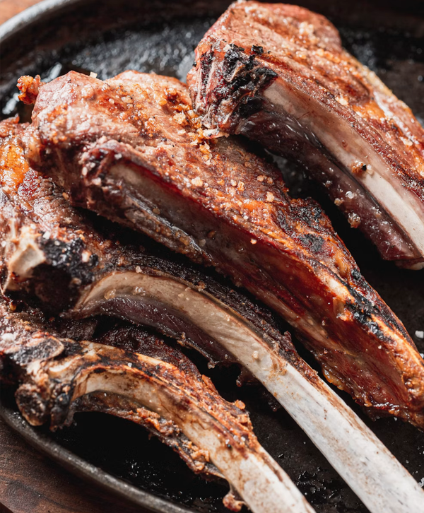 Wenn Eiweiss karamellisiert, wird es Zeit, Misstrauisch zu werden. Maillard ist nicht Karamell, auch wenn es braun wird.