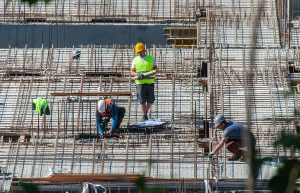 How to Handle a Contractor Who’s Behind Schedule (Without Burning Bridges)