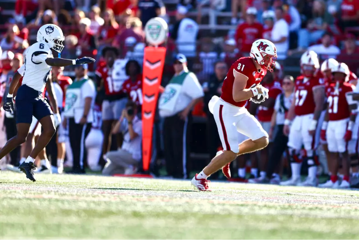 Miami (OH) storms back down 14, knocks off UConn, 24-21