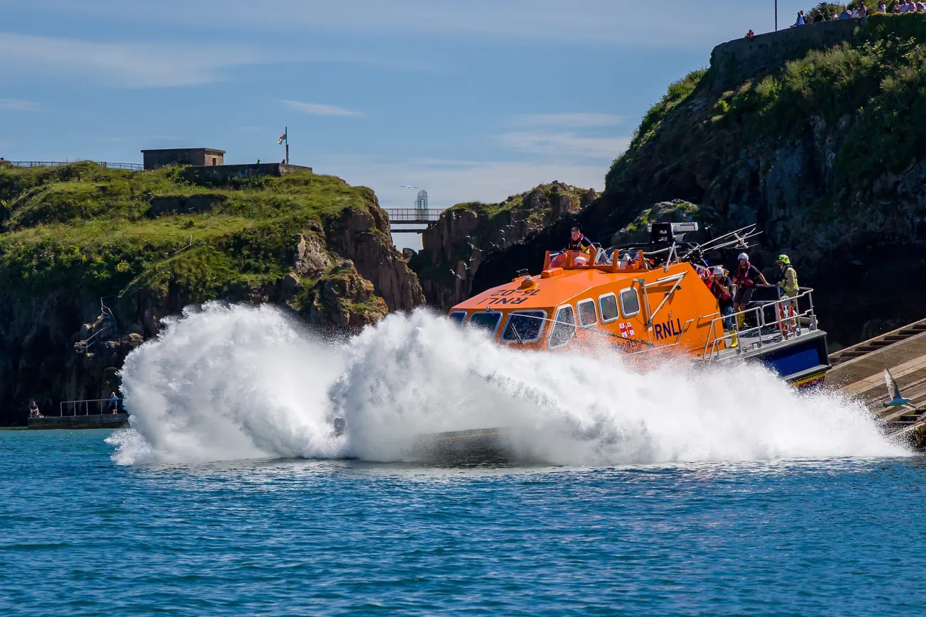 Paddleboarders rescued from rocks in Plymouth by RNLI