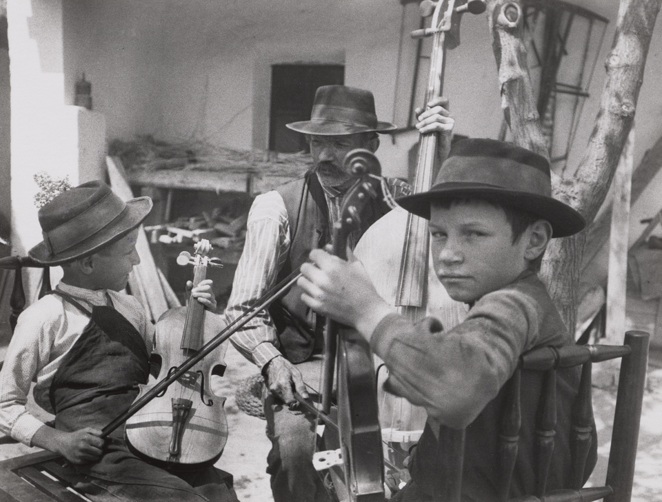 the Band sets the tone