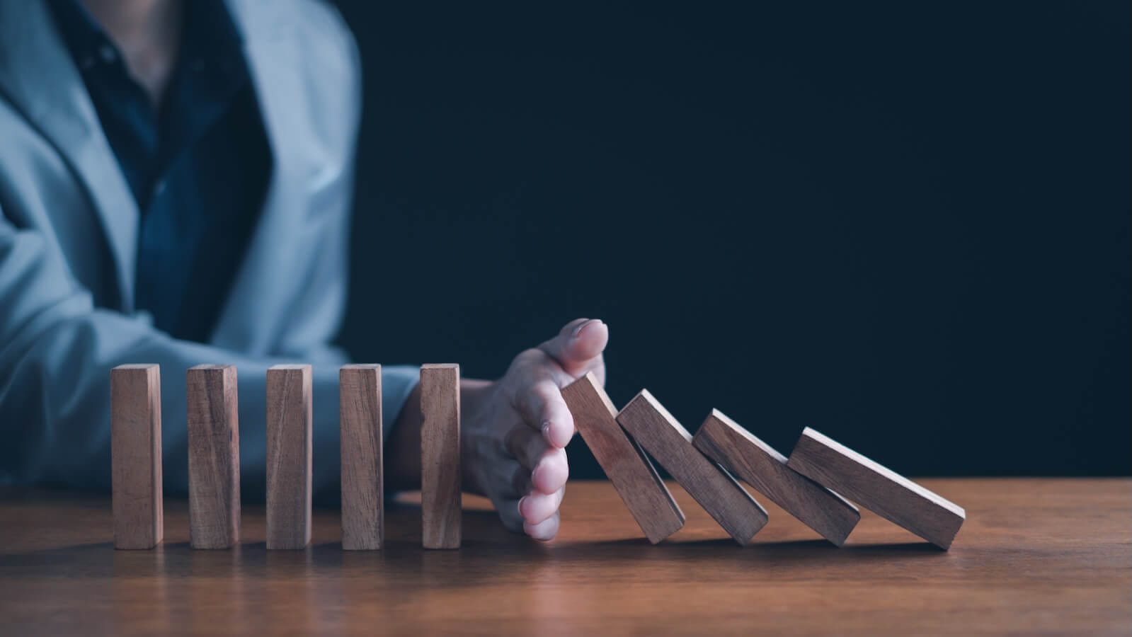 falling dominoes