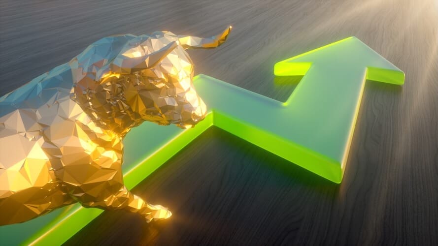 Gold bull standing on green arrow moving up: gold squeeze-thrust