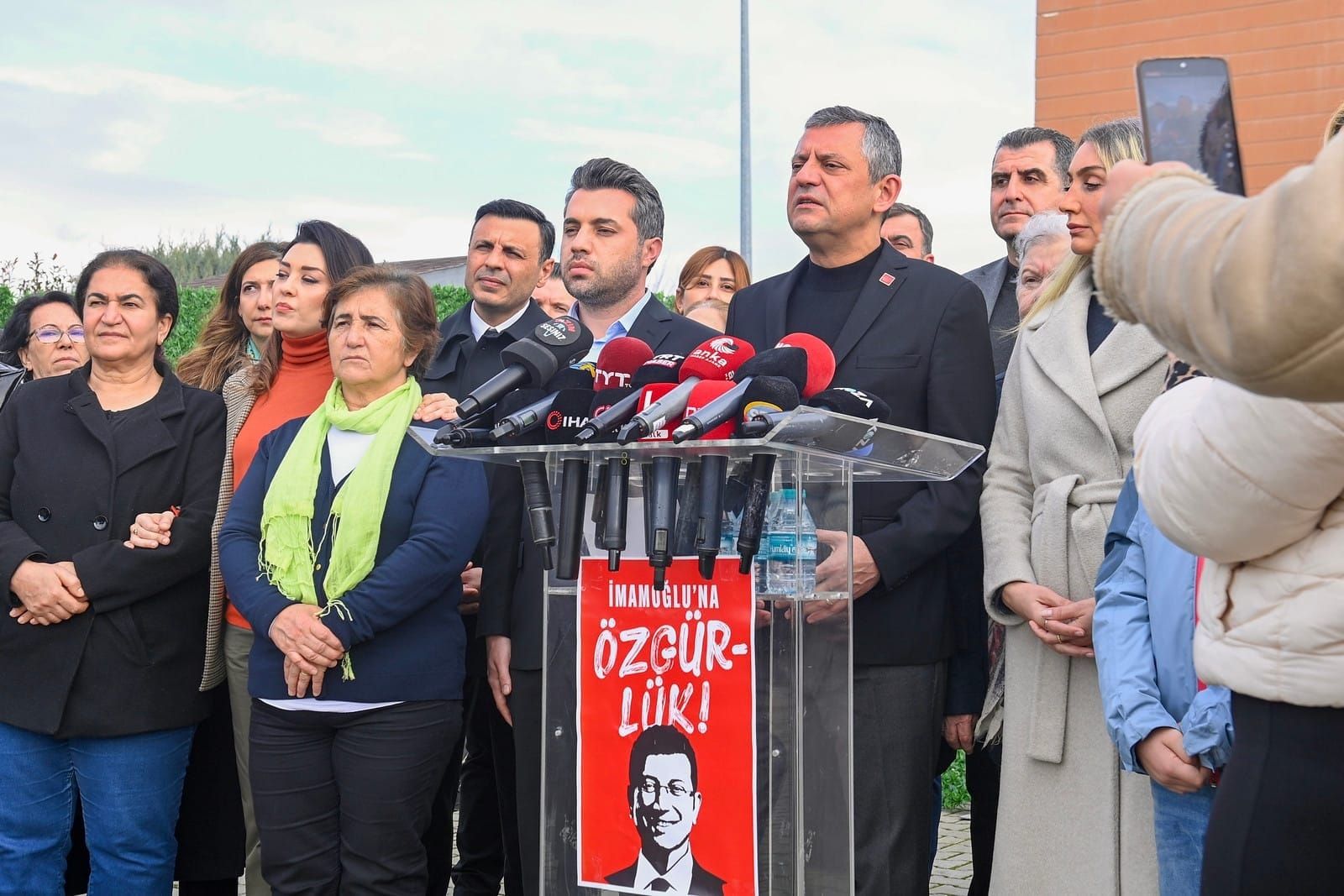 Özgür Özel Silivri’de Aile Dayanışma Ağı ile Açıklama Yaptı: