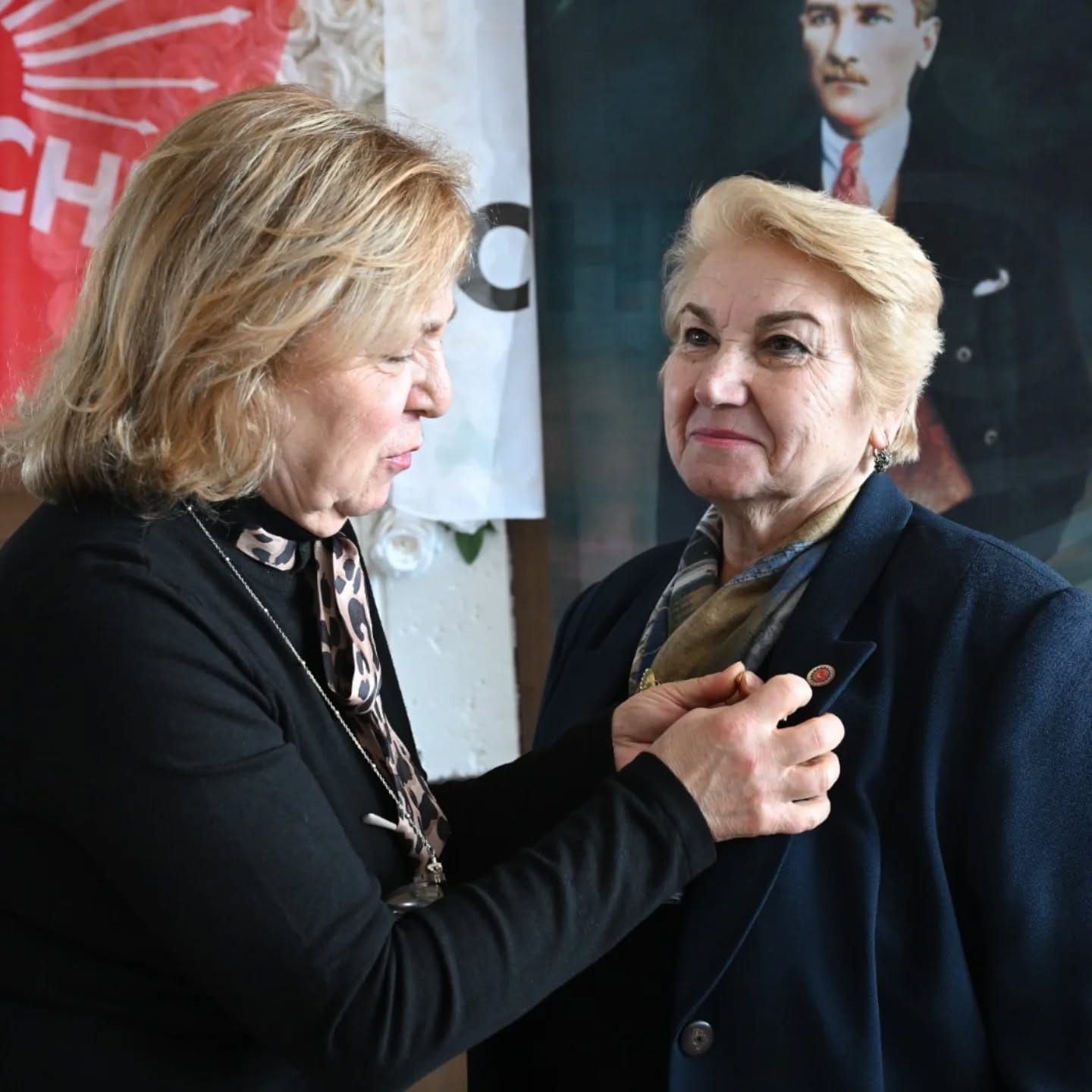 CHP Kırşehir Kadın Kolları yeni üyelere rozet taktı