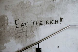 Eat the Rich, Graffiti in a stairwell - Claudio Schwarz - Unsplash