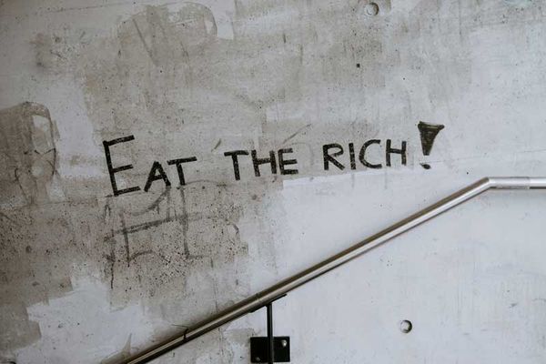 Eat the Rich, Graffiti in a stairwell - Claudio Schwarz - Unsplash