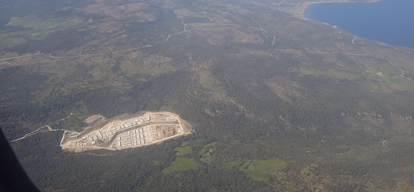 A Lesbo un nuovo campo per migranti alimenta i timori di incendi boschivi