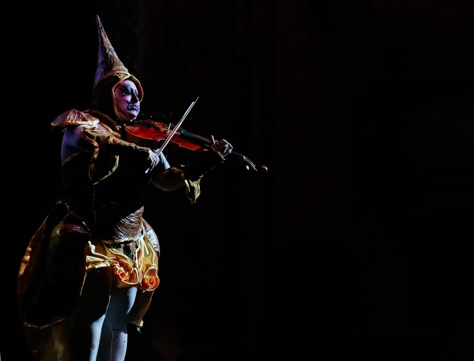 A  Descent into the Surreal: Obsidiene Obsurd’s Classical Reimagining of Drag