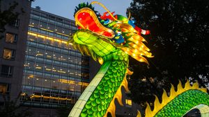 Chinese Lanterns Spotlight Face Changing Artists