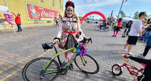 “Latinas en Bici” Roll on Day of the Dead