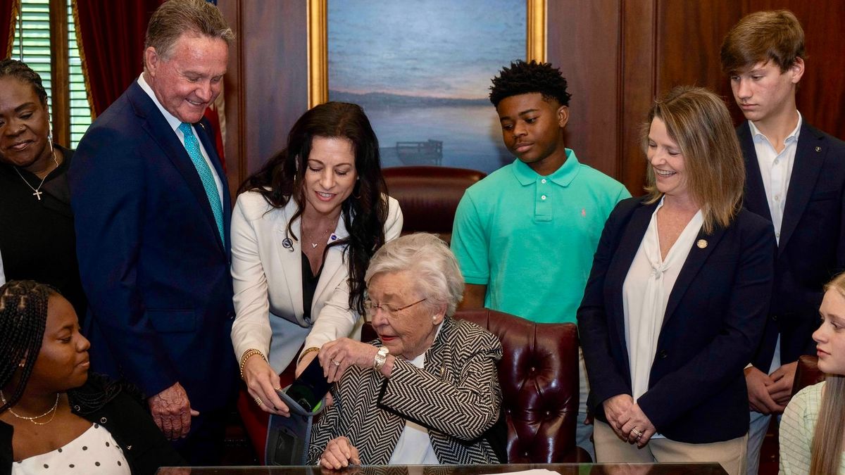 Gov. Kay Ivey Signs FOCUS Act, Banning Student Cell Phones in Alabama Classrooms