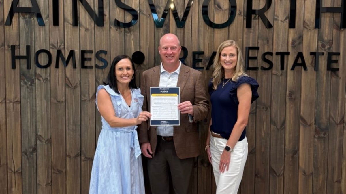 Lt. Gov. Ainsworth Signs Moms for Liberty Parent Pledge, Urges Leaders Across Alabama to Back Parental Rights