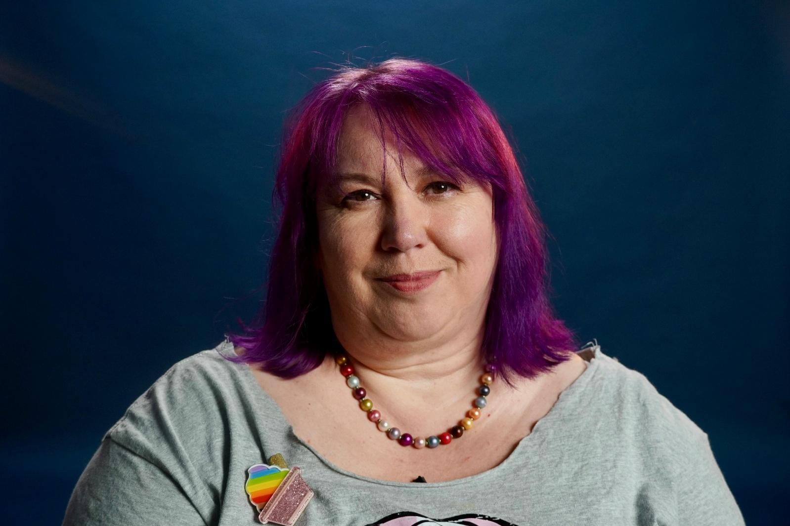 A person with purple hair

AI-generated content may be incorrect.