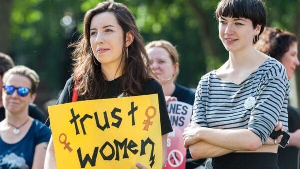 Greens call on Government to enshrine right to abortion in law
