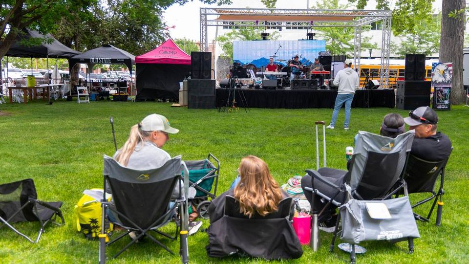 Musician disrupts sparsely attended “Straight Pride” event with pro-trans performance