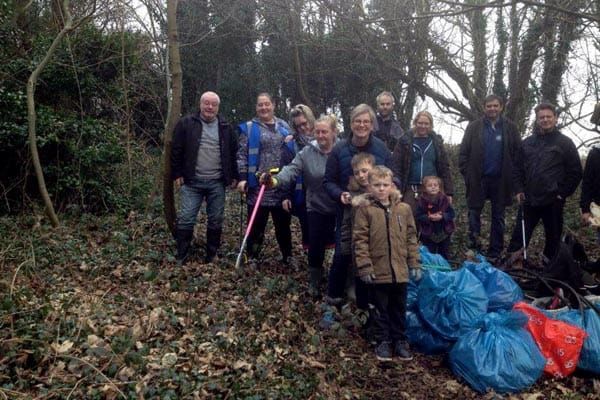 Residents roll up their sleeves to Spring clean the city!