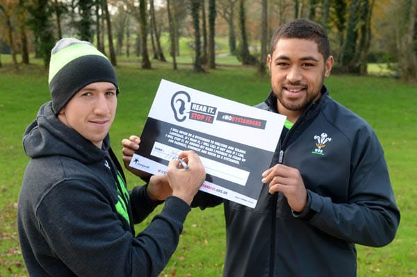 Taulupe Faletau and Justin Tipuric sign the pledge