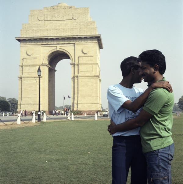 Sunil Gupta, India Gate from the series ‘Exiles’, 1986-1987. Text with image Even if you have a lover you should get married and have children. Who would look after you in your old age. © Sunil Gupta courte