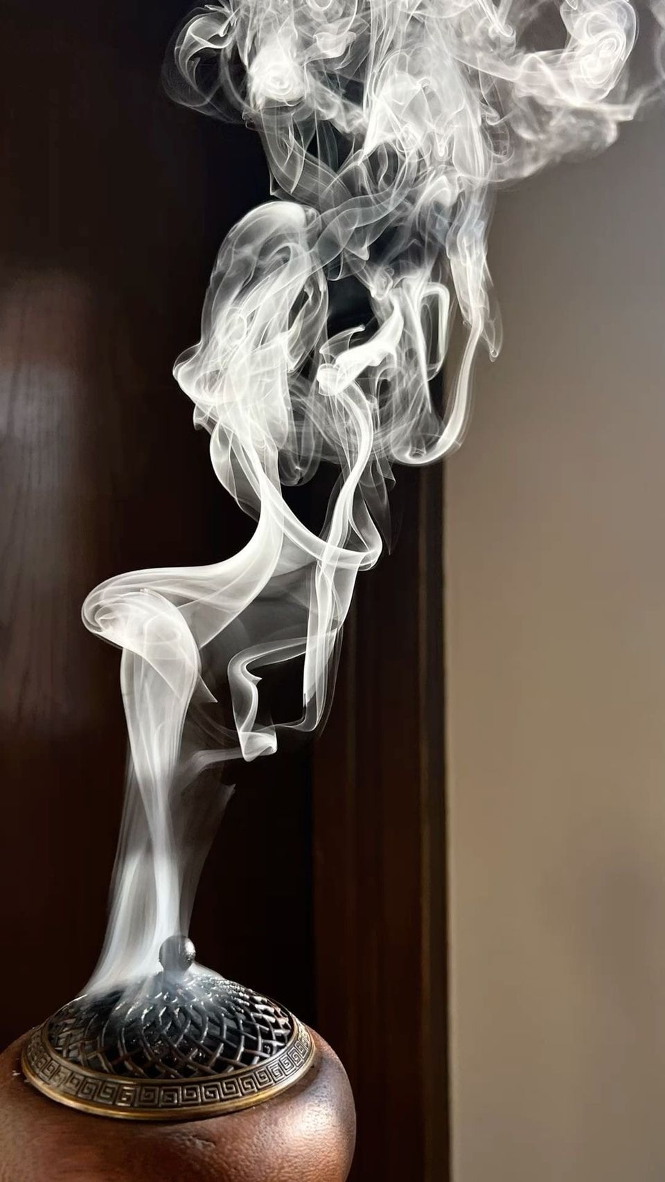 How to Layer Scents at Home for a Signature Smell