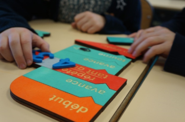 Un atelier d'initiation à la pensée algorithmique (sans écran) dans une école primaire.