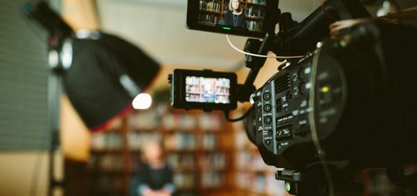 Emotions et information : pourquoi les journalistes n'assument pas