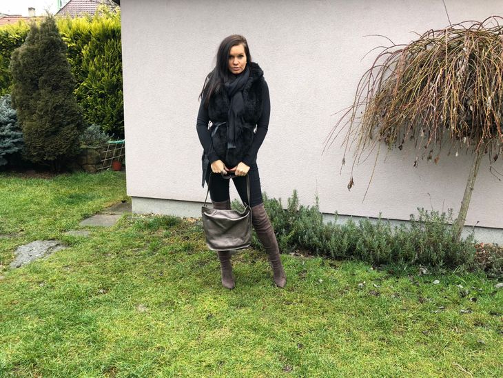 CROSSBODY ELEGA HOBIE V ČERNÉ