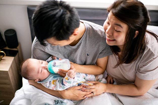 preparing breastfed bottles for baby