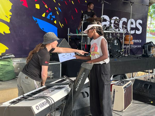 Wandel, der inspiriert: Wie Bildung, Sozialunternehmertum und Musik Gleichstellung ermöglichen