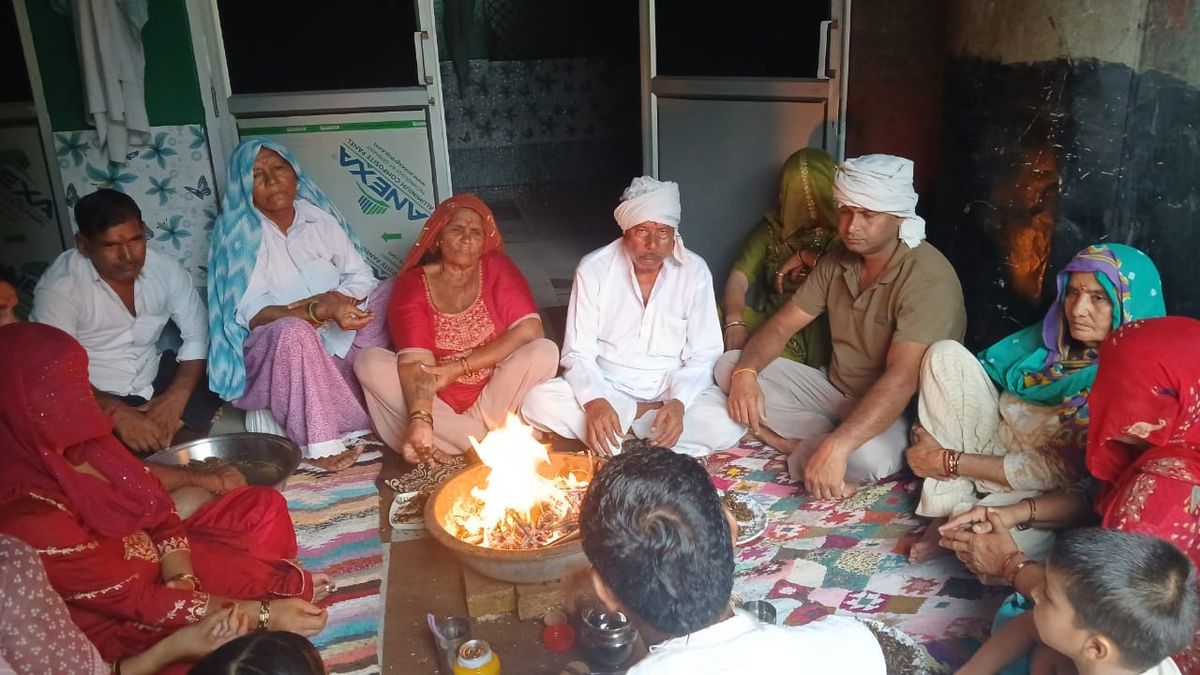 किशोरपुर गांव में गुरु पूर्णिमा के उपलक्ष्य में आचार्य राजेश ने किया हवन