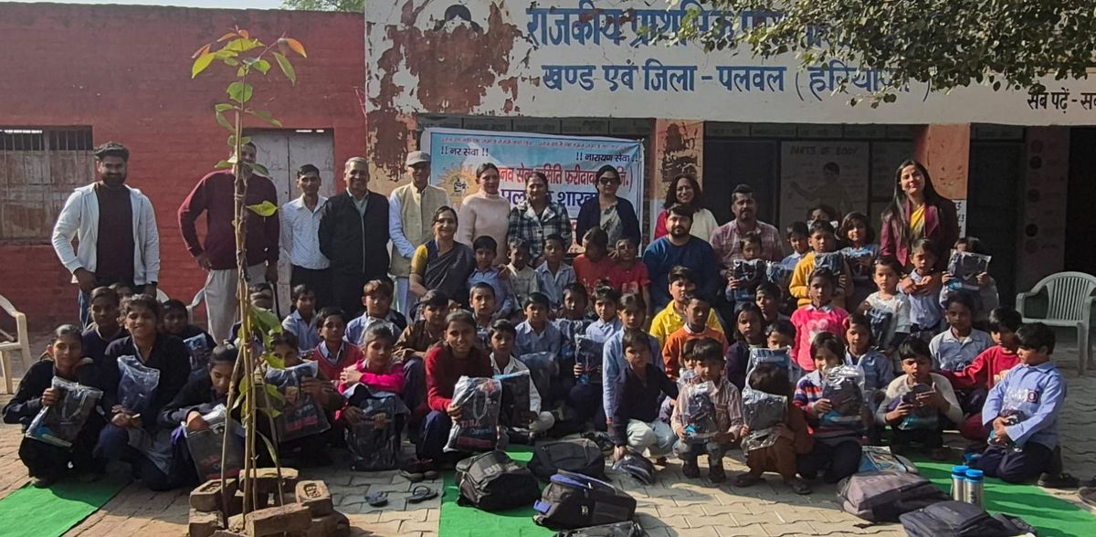 मानव सेवा समिति पलवल ने जरूरतमंद छात्र-छात्राओं को की जर्सी वितरित