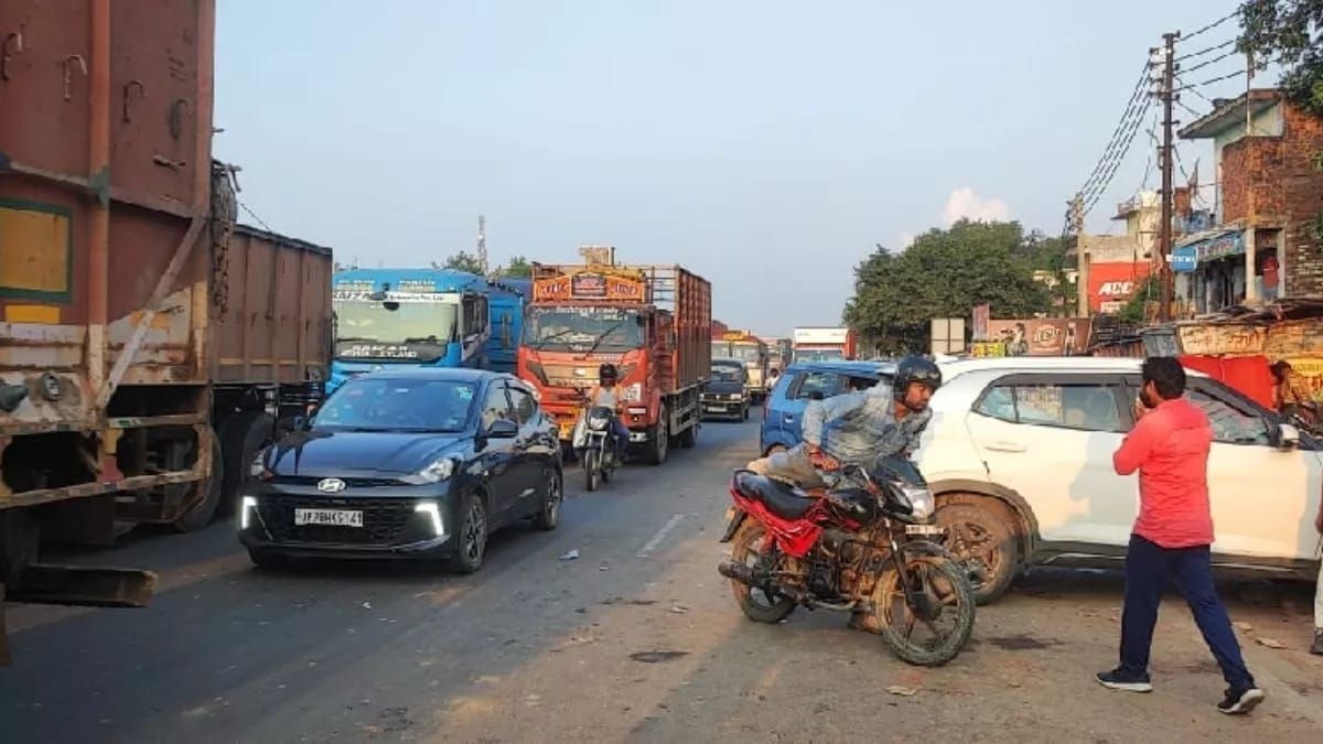 पलवल में ट्रैफिक पुलिस ने सर्विस लेन पर अवैध पार्किंग को हटाने के लिए चलाया अभियान