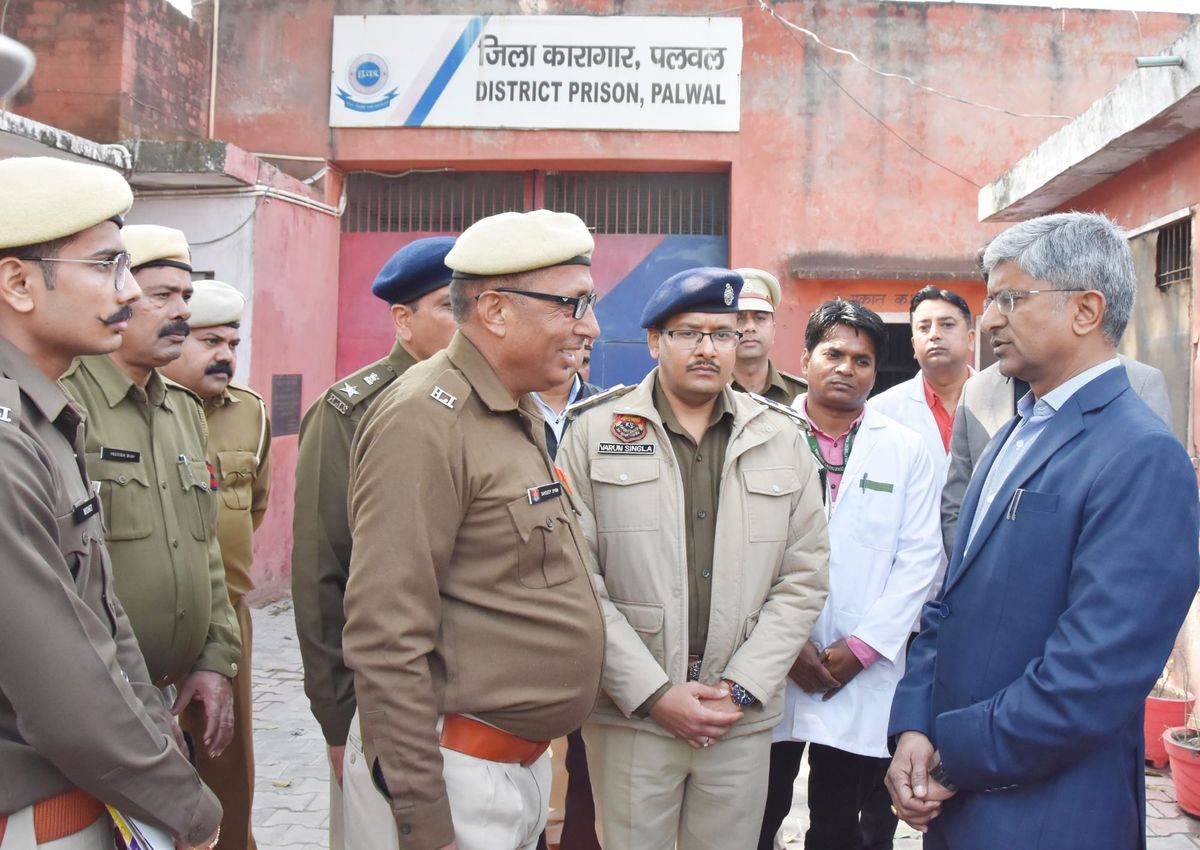 हरियाणा के महानिदेशक कारागार आलोक मित्तल ने जिला कारागार पलवल का किया दौरा