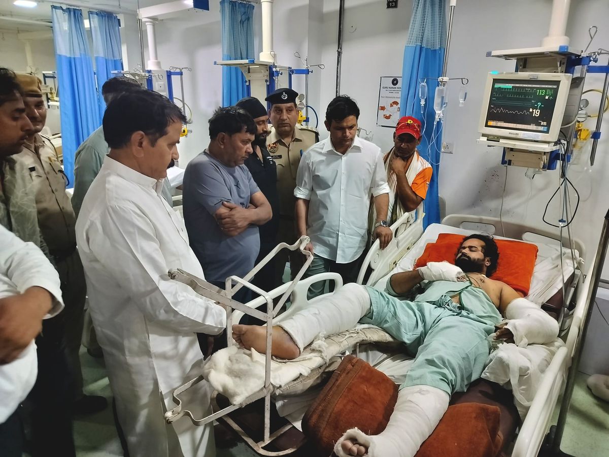 खेल मंत्री गौरव गौतम एक हमले में घायल सिकंदर डागर का हालचाल जानने पहुंचे हॉस्पिटल