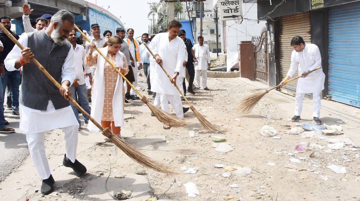 केन्द्र और राज्य सरकार के 12 वर्ष पूर्ण होने पर पलवल में चलाया गया स्वच्छता अभियान