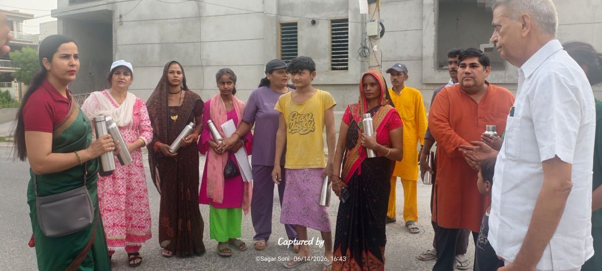 मानव सेवा समिति पलवल ने मजदूरों को वितरित की पानी से भरी स्टील की बोतलें