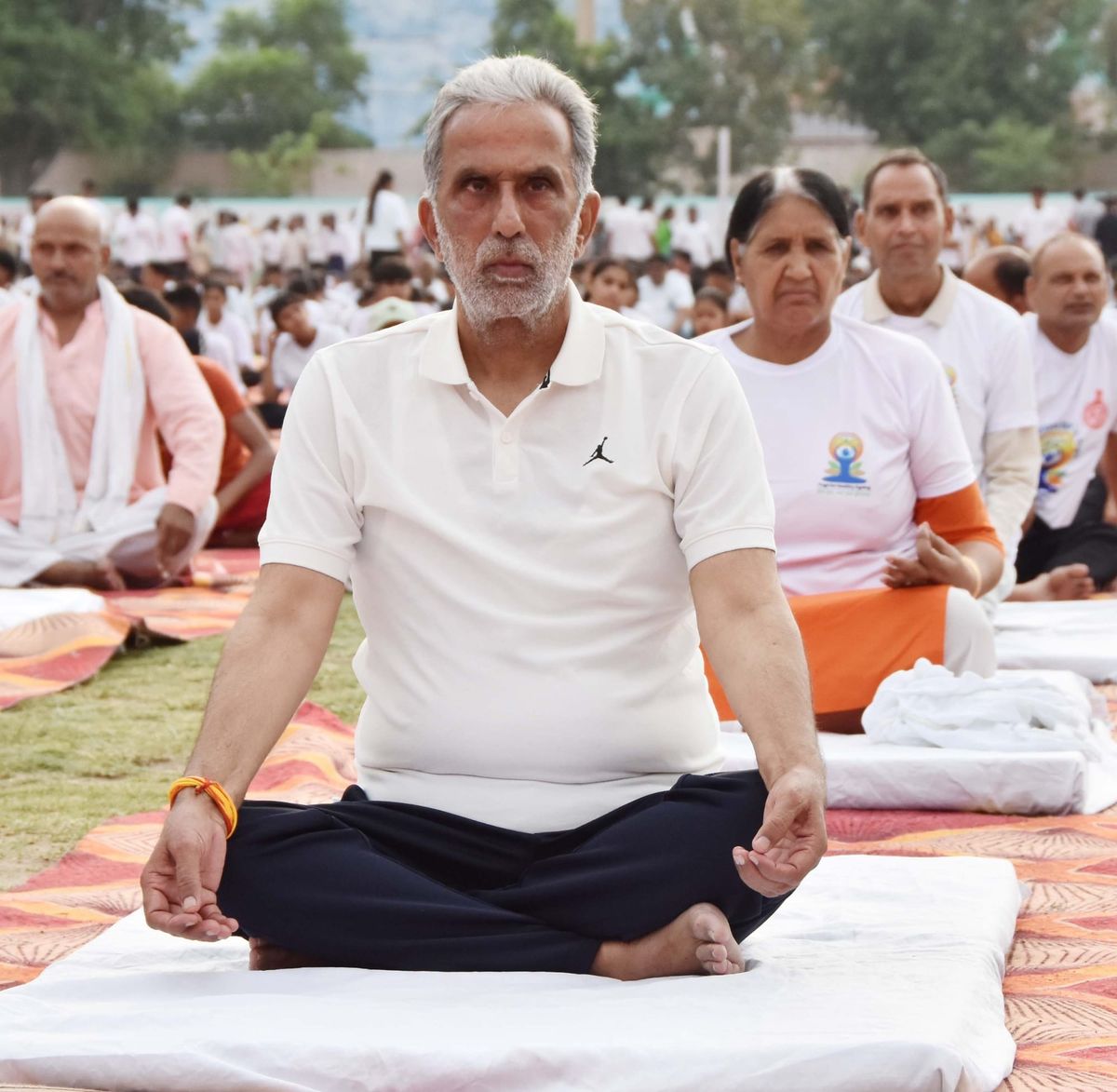 केंद्रीय मंत्री कृष्णपाल गुर्जर ने पलवल में जिला स्तरीय योग दिवस में किया योगाभ्यास