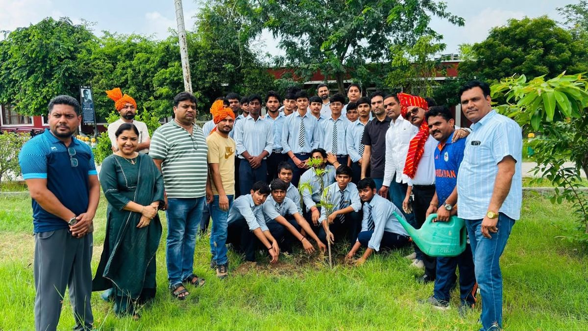 हरियाणा एलुमनी एसोसिएशन, नवोदय परिवार एवं रोटरी क्लब पलवल सिटी  के सयुंक्त तत्वावधान में हुआ वृक्षारोपण