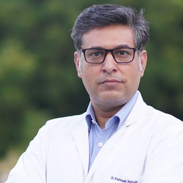 अब घुटनों के दर्द से राहत की नई उम्मीद, स्मार्ट रोबोटिक्स तकनीक से सफल सर्जरी