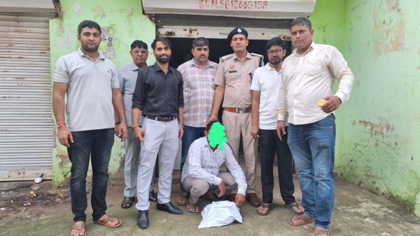 मेडिकल स्टोर की आड़ में चल रहे ड्रग रैकेट का भंडाफोड़, 24 बोतलें कोडीन सिरप बरामद