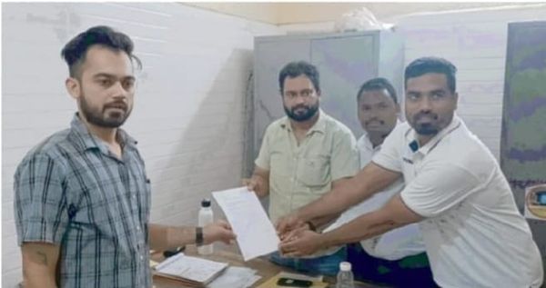 मंडी में जमा कचरे व दुर्गंध को लेकर शिव कॉलोनी निवासियों ने मार्केट कमेटी के सचिव को सौंपा ज्ञापन