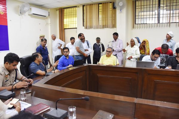 वोटर कार्ड गुम होने की शिकायत को लेकर आई महिला का उपायुक्त ने किया समाधान