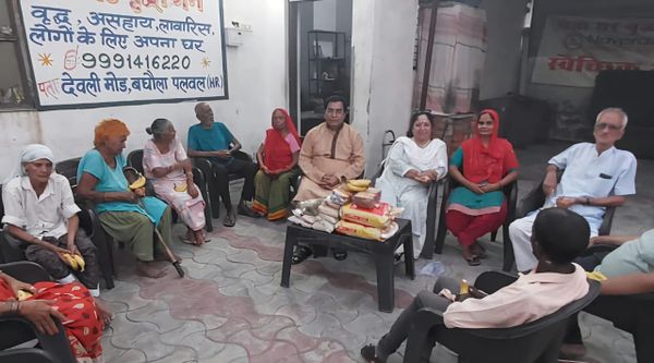 पलवल डोनर्स क्लब ने पितृपक्ष की अमावस्या पर वृद्धाश्रम में दी सेवाएं